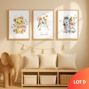 Affiche safari personnalisée pour chambre bébé avec lionceau et zèbre, décoration murale enfant douce et naturelle, affiche prénom avec lettre florale, idée cadeau naissance ou anniversaire bébé.