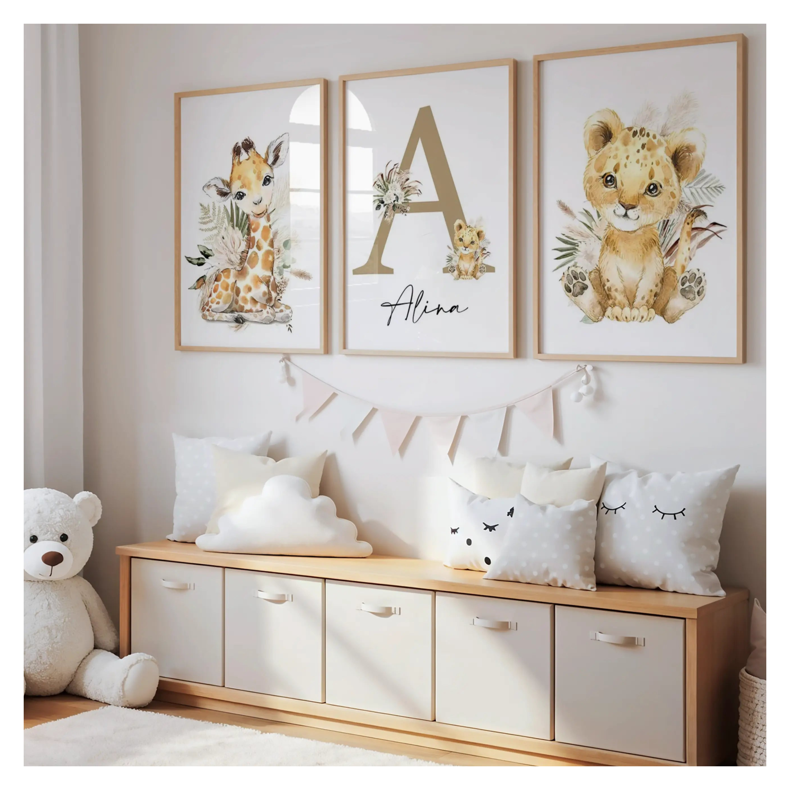 Affiches personnalisées thème safari pour chambre bébé avec girafe et lionceau, décoration murale douce et mixte, lettres avec prénom personnalisable, ambiance naturelle beige et bois, idéale pour chambre bébé fille ou garçon.
