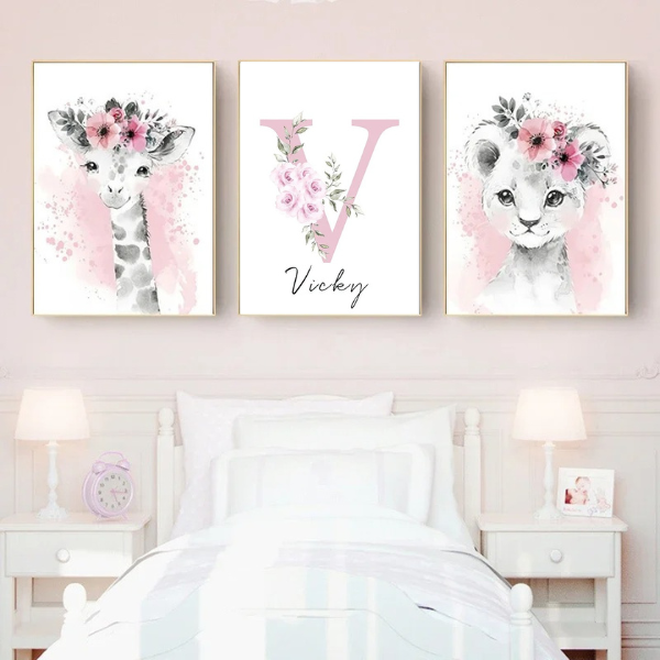Triptyque d’affiches pour chambre d’enfant avec girafe, lettre décorative florale et lionceau en aquarelle rose, décoration murale douce et poétique