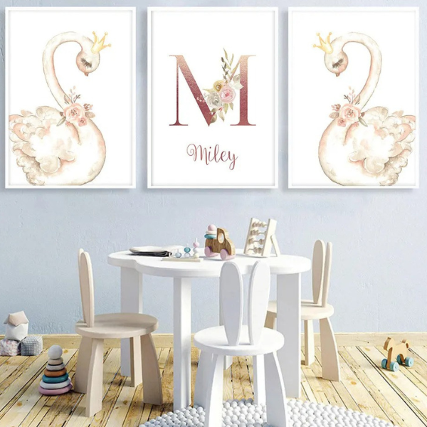 Ensemble d’affiches cygne personnalisées avec initiale pour chambre de bébé fille au style doux et poétique