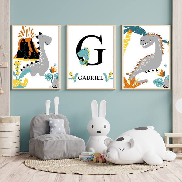 Ensemble de trois affiches dinosaures personnalisées avec le prénom de l'enfant, idéal pour une décoration de chambre unique.