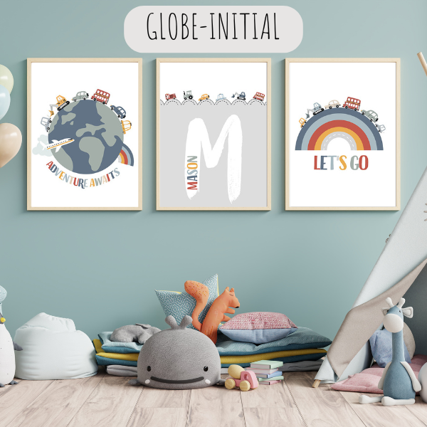 Affiches personnalisées avec globe terrestre et initiale, décoration chambre enfant thème exploration.