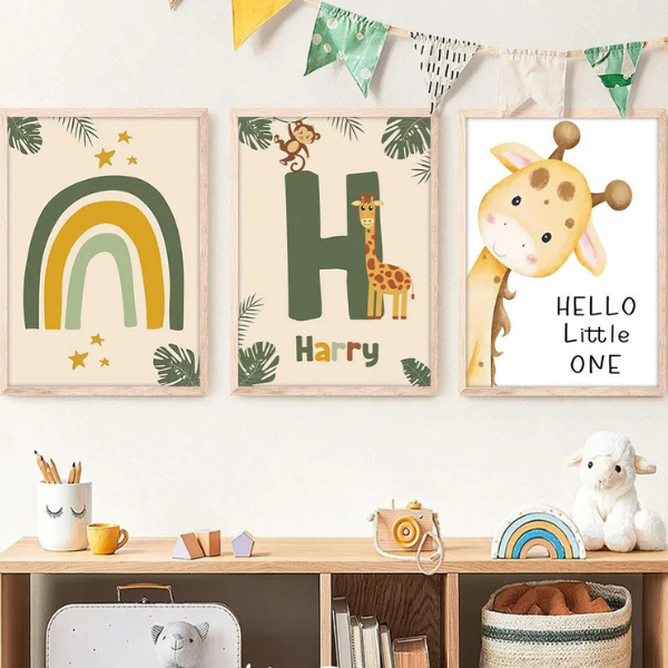 Affiches jungle avec girafe et arc-en-ciel dans une chambre enfant au style naturel et chaleureux