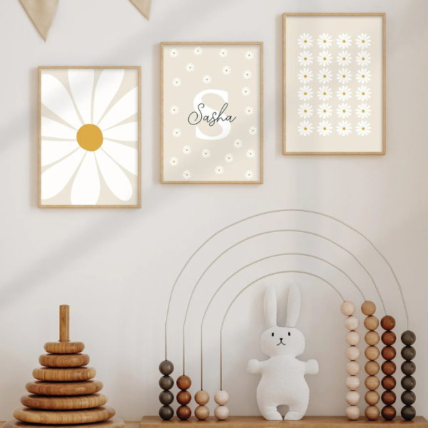 Ensemble d’affiches murales à motifs de marguerites pour chambre de bébé, décoration scandinave aux couleurs neutres, cadres bois clair, univers enfant doux et apaisant.