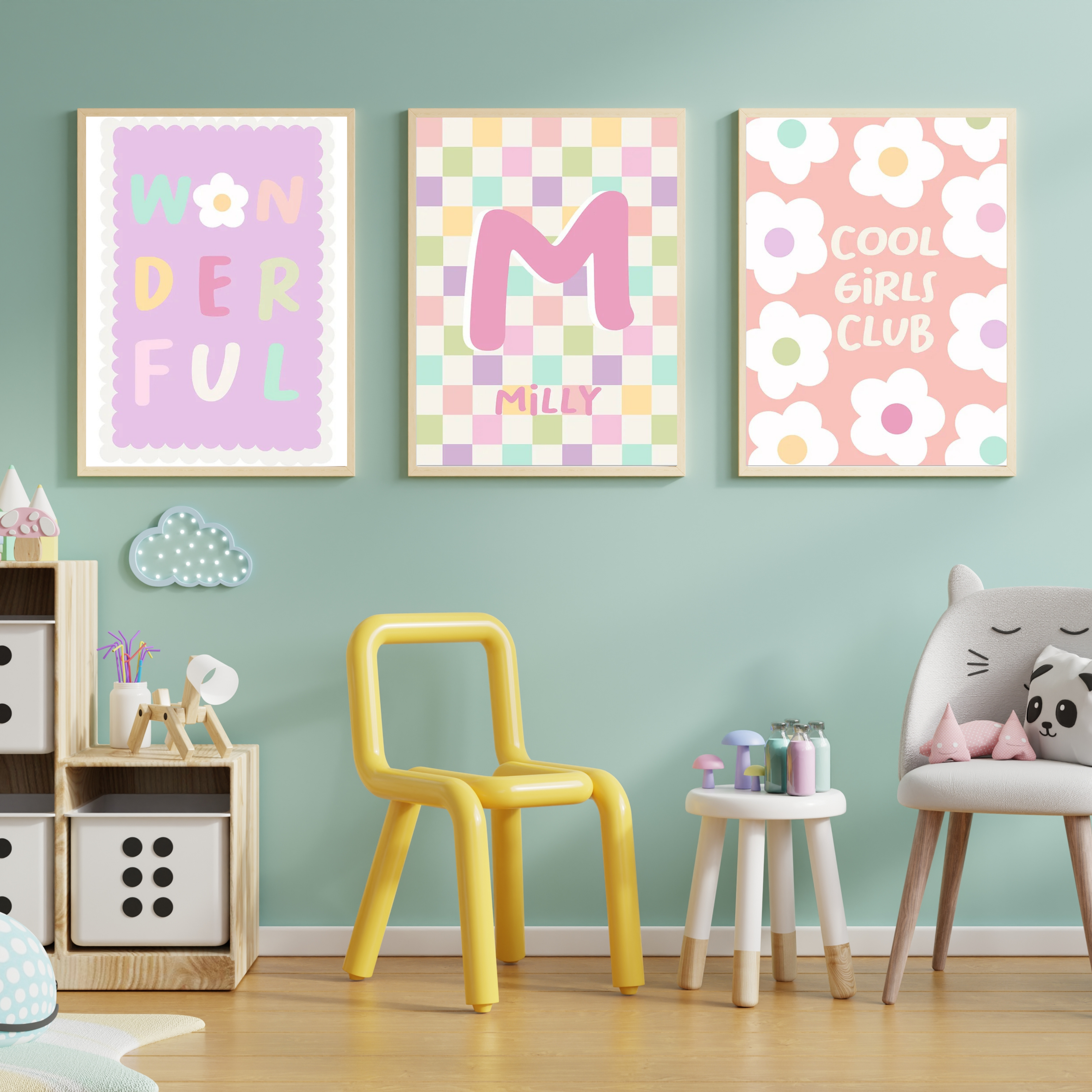 Chambre d’enfant décorée avec trois affiches murales pastel aux motifs floraux et typographiques, chaise enfant jaune, mobilier en bois clair et ambiance douce et ludique.