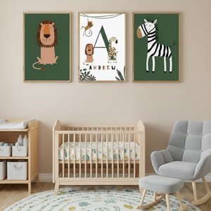 Affiches personnalisées animaux jungle pour chambre enfant avec illustration zèbre, lion et initiale personnalisée sur toile coton.