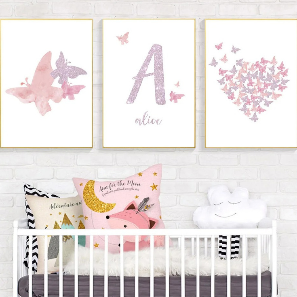 Affiches personnalisées avec papillons roses et lettre décorative pour chambre de fille