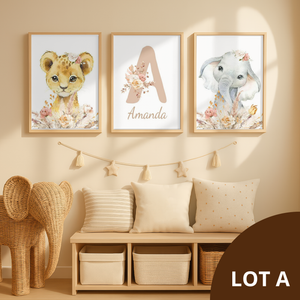 Affiches safari bébé personnalisées avec lionceau et éléphant, affiche initiale florale au centre, décoration murale chambre bébé fille en toile coton canvas.
