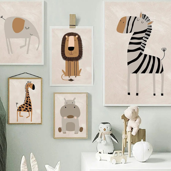 Composition murale d’affiches safari pour chambre bébé avec animaux illustrés et décoration chaleureuse
