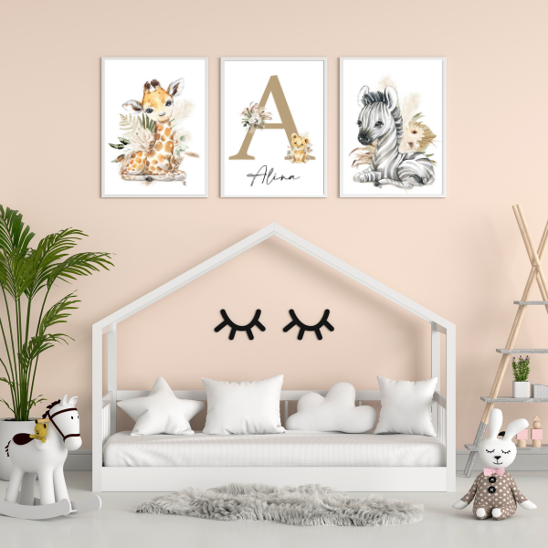 Décoration de chambre bébé avec affiches jungle bohème, girafe, zèbre et initiale personnalisée.