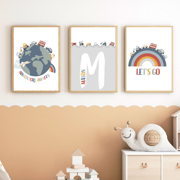 Décoration de chambre avec affiches personnalisées globe et arc-en-ciel dans une chambre d’enfant moderne.