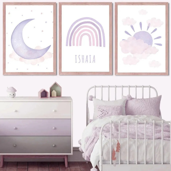 Décoration murale de chambre enfant avec trois affiches pastel représentant lune, arc-en-ciel et nuages dans une ambiance apaisante