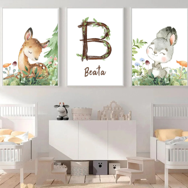 Mise en situation de chambre bébé avec affiches animaux de la forêt en aquarelle