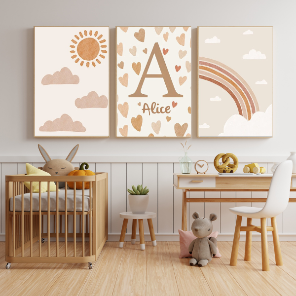 Mise en situation de décoration de chambre bébé avec affiches murales beige et naturelles