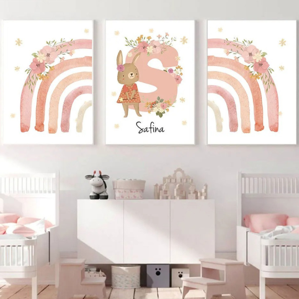 Décoration de chambre bébé avec affiches murales lapin et arc-en-ciel aux teintes rose pastel, ambiance douce et chaleureuse.