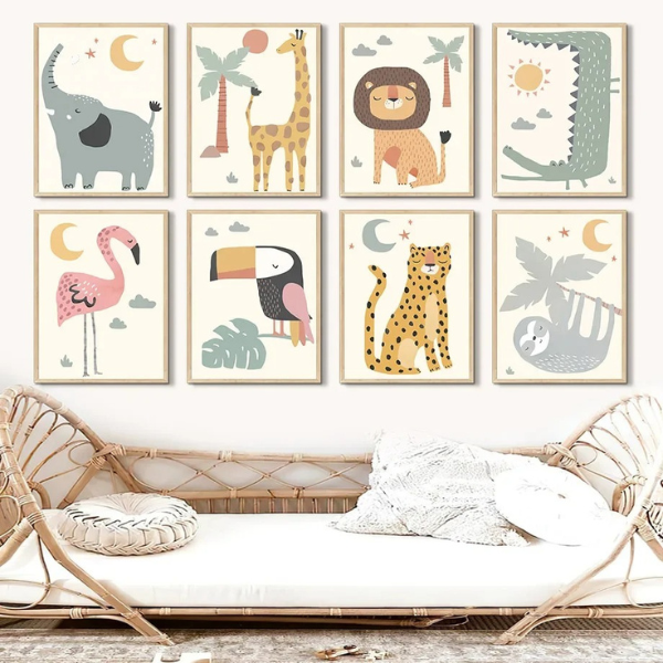 Mise en situation d’affiches animaux safari dans une chambre d’enfant, décoration murale tendance.