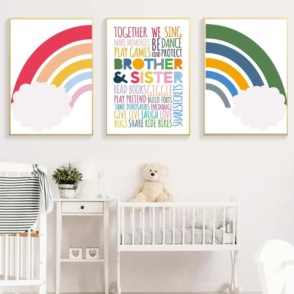 chambre enfant avec triptyque d’affiches arc-en-ciel et texte décoratif