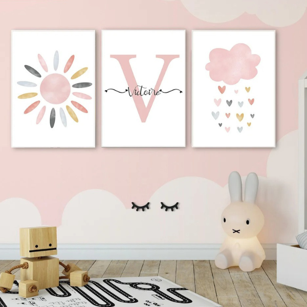 Mise en situation d’affiches boho dans une chambre de bébé avec décoration murale douce et ambiance chaleureuse.