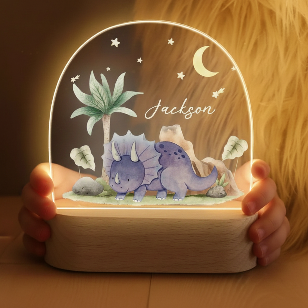 Veilleuse lumineuse en forme de dinosaure, tenue par un enfant dans une pièce sombre.