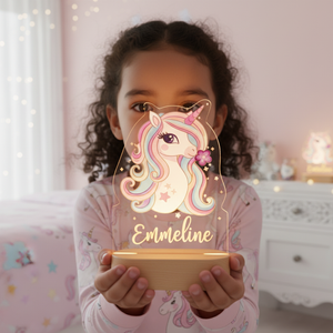 veilleuse décorative licorne personnalisable illuminée dans une chambre d’enfant avec mur étoilé