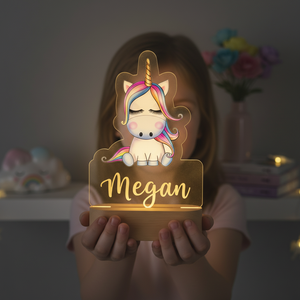 Lampe veilleuse licorne LED diffusant une lumière douce pour rassurer l’enfant au moment du coucher dans une chambre décorée licorne