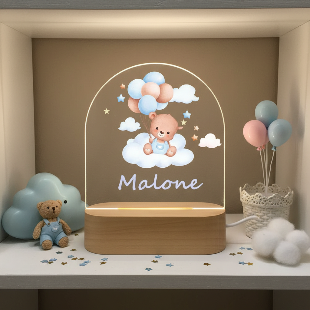 Lampe veilleuse personnalisée ours et ballons posée sur une étagère, tenue par un enfant dans une chambre bébé