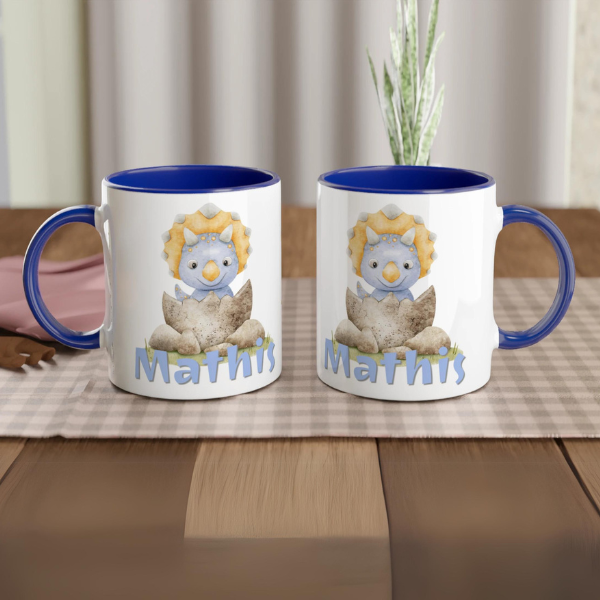 Mug personnalisé avec bébé dinosaure triceratops, intérieur bleu, idéal pour enfant.