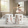 Mug danse classique personnalisé avec illustration de ballerine, chaussons de ballet et motifs floraux élégants, posé dans un studio de danse lumineux