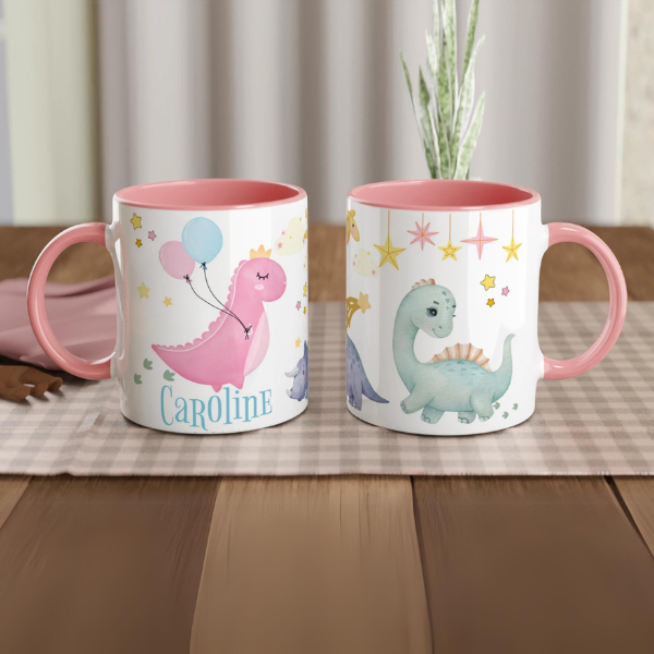 Mug dinosaure avec ballons et prénom personnalisé, intérieur rose, parfait comme cadeau mignon pour enfant.