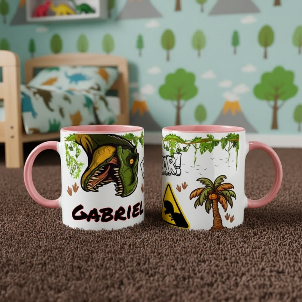 Mug dinosaure pour enfant avec anse rose et motifs jungle dans une chambre décorée dinosaures