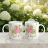 mugs enfants en céramique avec illustration de dinosaure rose posés en extérieur