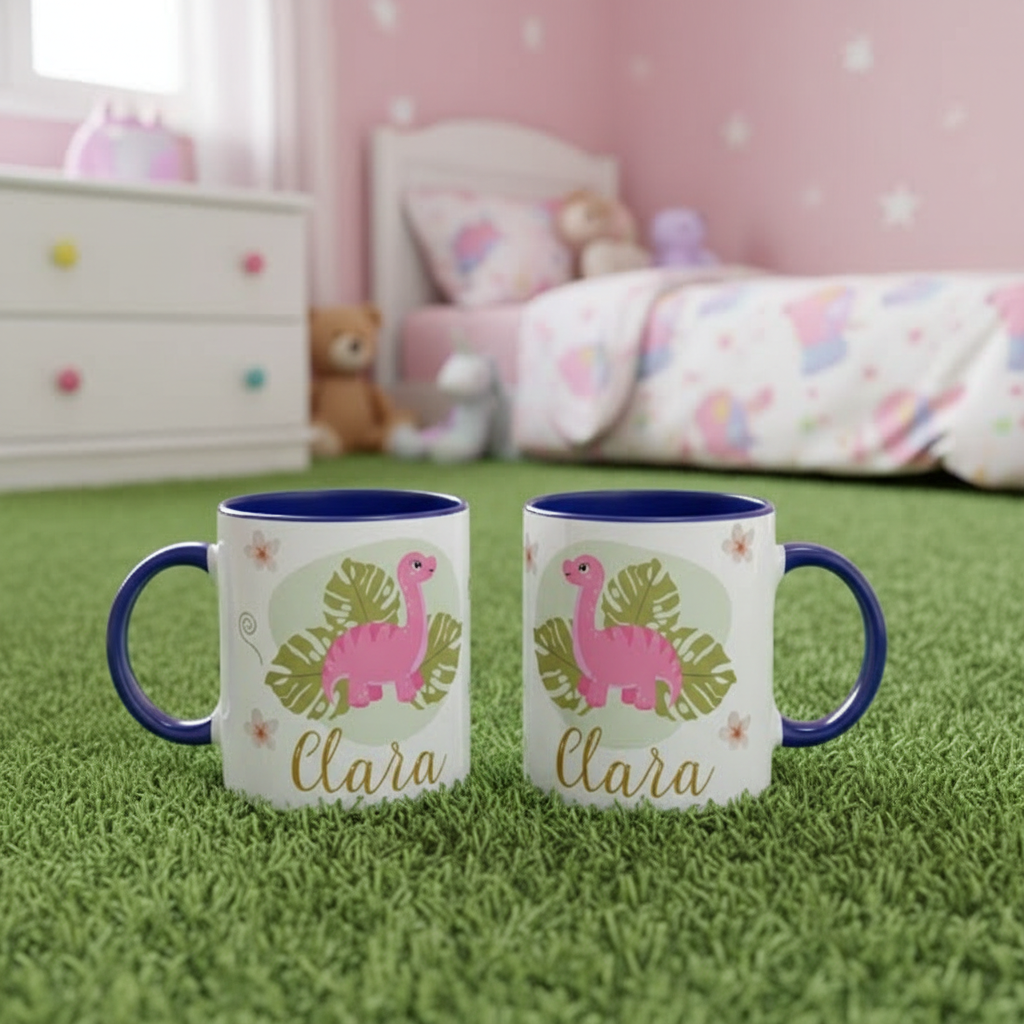 mug enfant dinosaure personnalisé présenté dans une chambre enfant ambiance douce et chaleureuse
