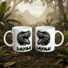 mugs enfants avec illustration de dinosaure réaliste posés dans un décor naturel