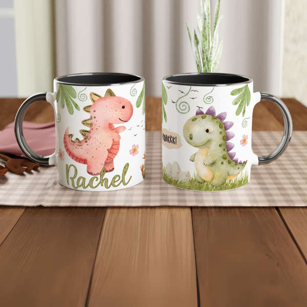 Mug noir personnalisé avec motif dinosaure mignon et prénom, parfait pour les enfants.

