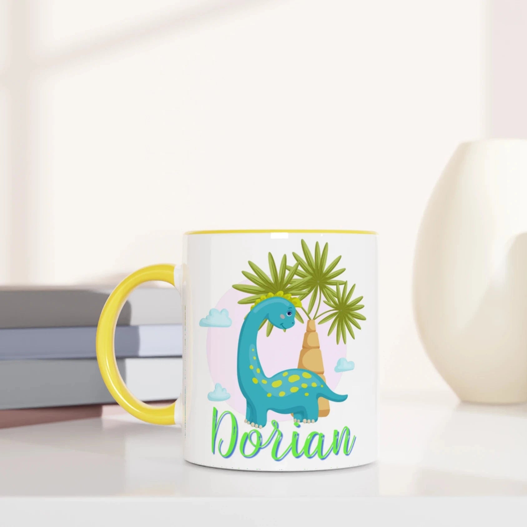 Mug personnalisé avec dinosaure bleu, intérieur jaune, parfait comme cadeau original pour enfant.