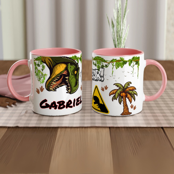 Mug personnalisé dinosaure avec prénom, intérieur rose, parfait comme cadeau pour enfant ou décoration ludique.