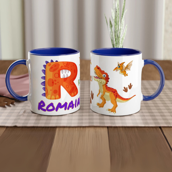 Mug personnalisé pour enfant avec motif dinosaure et prénom idéal pour les fans de dinosaures, disponible avec un intérieur bleu.