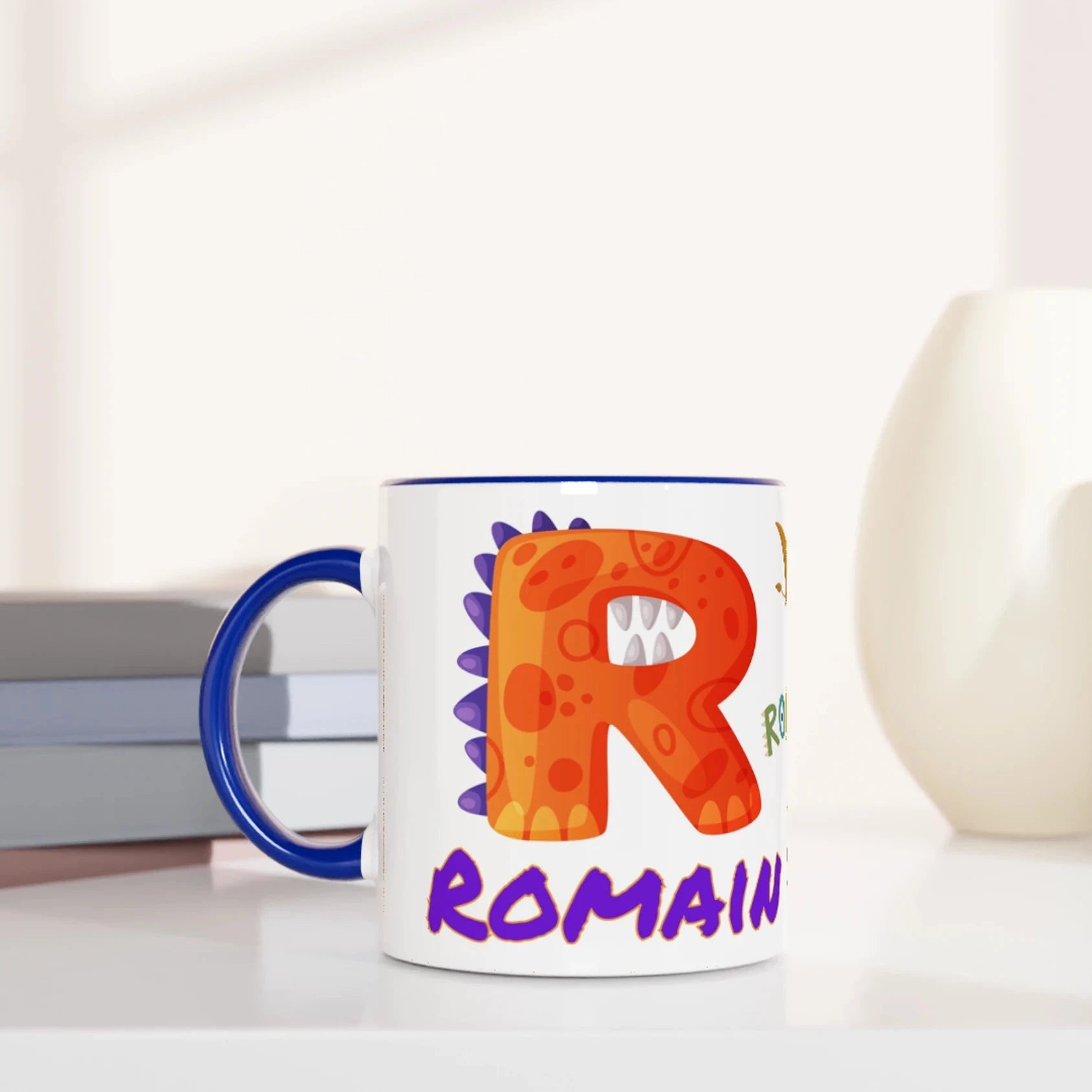 Mug personnalisé pour enfant avec motif dinosaure et prénom idéal pour les fans de dinosaures, disponible avec un intérieur bleu.