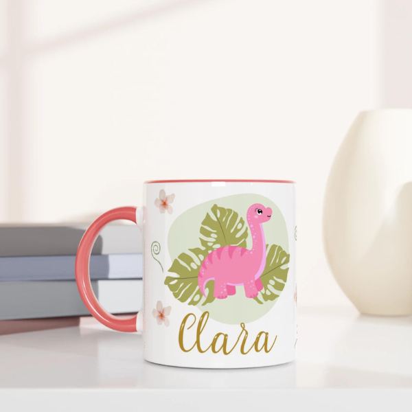 Mug avec motif dinosaure et prénom personnalisé, intérieur rose, idéal pour une surprise adorable.
