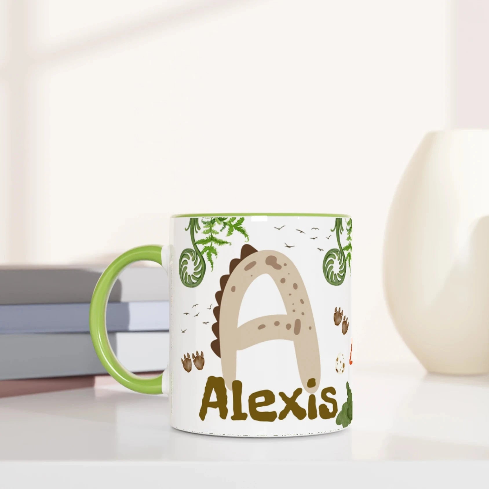 Mug avec prénom et motif dinosaure, intérieur vert, parfait pour un enfant fan de dinosaures

