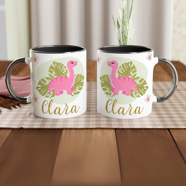 Mug dinosaure rose personnalisé avec prénom, intérieur noir, parfait pour un cadeau amusant et mignon.