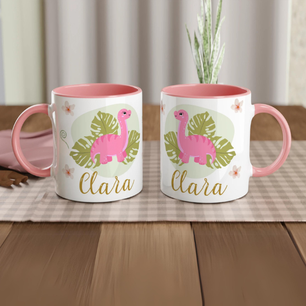 Mug avec motif dinosaure rose et prénom personnalisé, intérieur rose, idéal pour une surprise adorable.