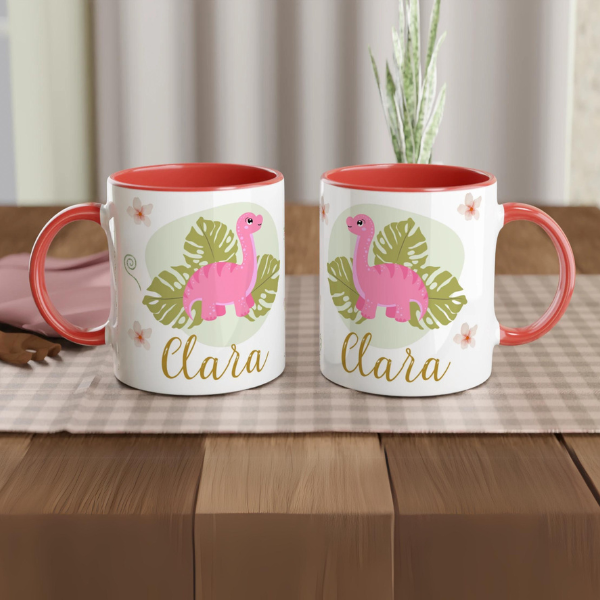 Mug personnalisé avec dinosaure rose et prénom, intérieur rouge, cadeau unique pour les petits aventuriers.