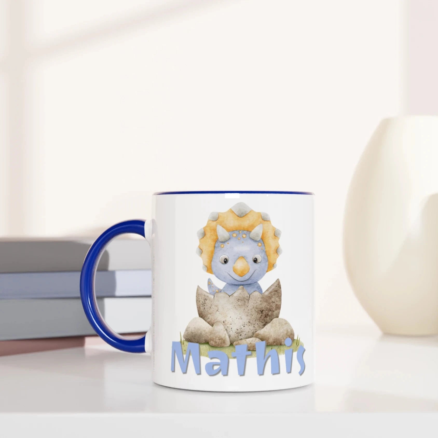 Mug personnalisé avec dinosaure triceratops, intérieur et anse bleu, idéal pour enfant.