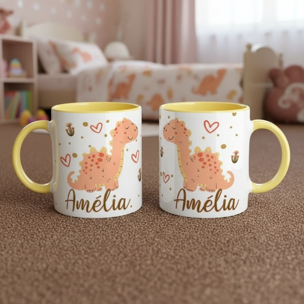 Mug enfant dinosaure personnalisé en céramique posé sur tapis de chambre enfant avec décoration douce