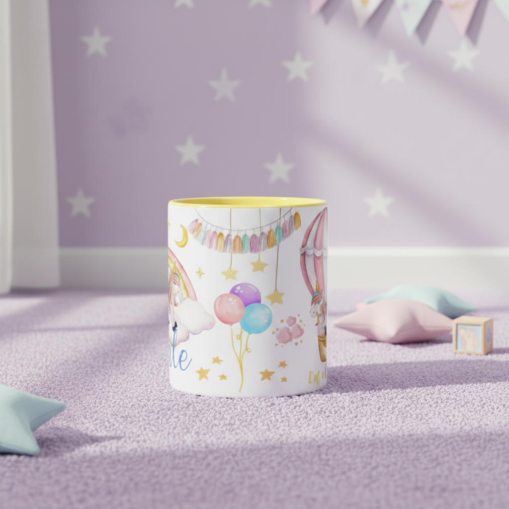 Mug enfant en céramique avec illustrations de licorne, intérieur jaune et décor féerique