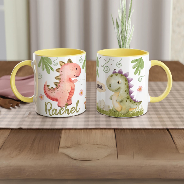 Mug dinosaure mignon avec prénom, intérieur jaune, parfait comme cadeau pour enfant.