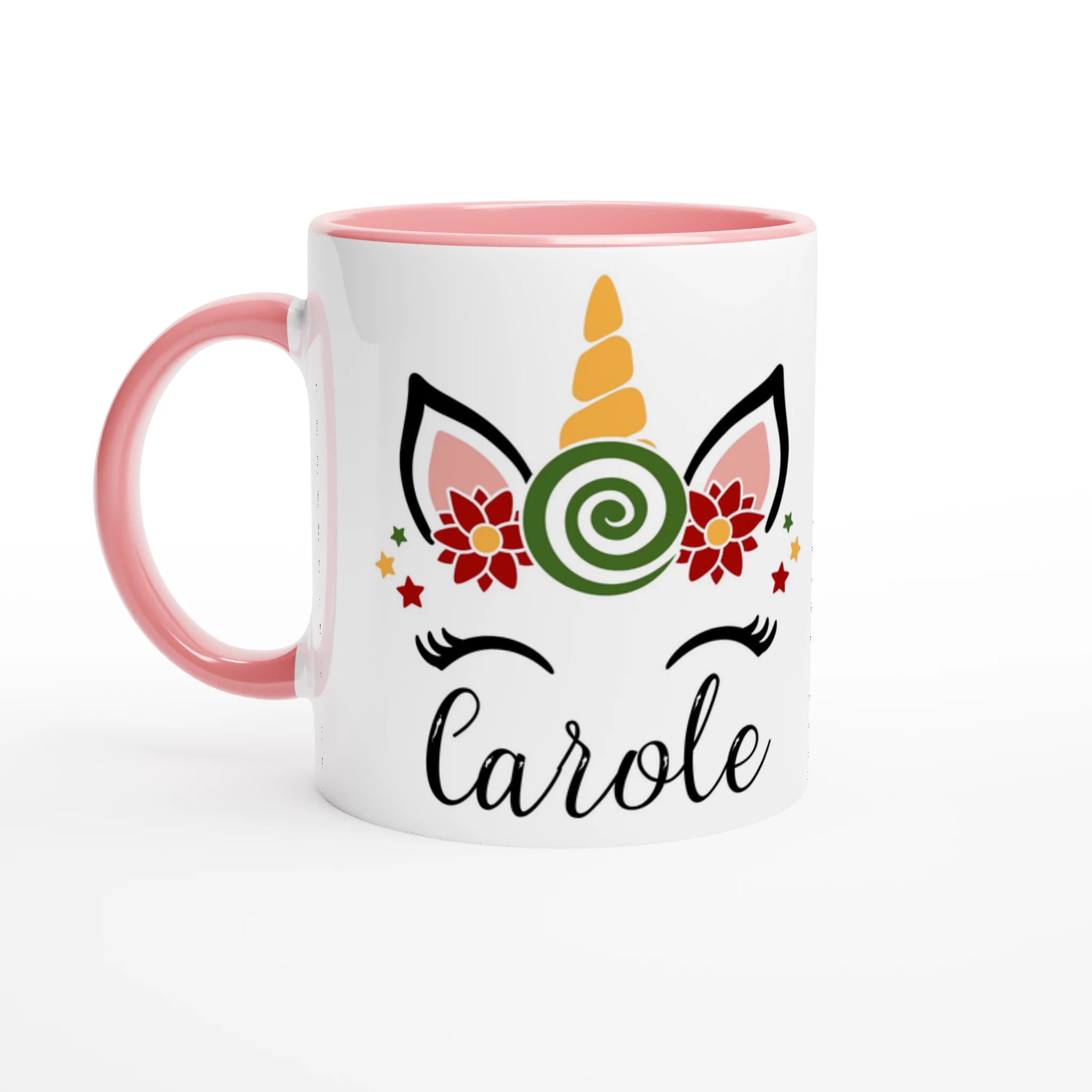 Mug blanc licorne festive avec bonbon spiralé, anse rose et intérieur rose, présenté avec boisson chaude et décoration hivernale.