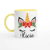 Mug blanc motif licorne de Noël avec feuillage vert et nœud rouge, anse jaune et intérieur jaune.