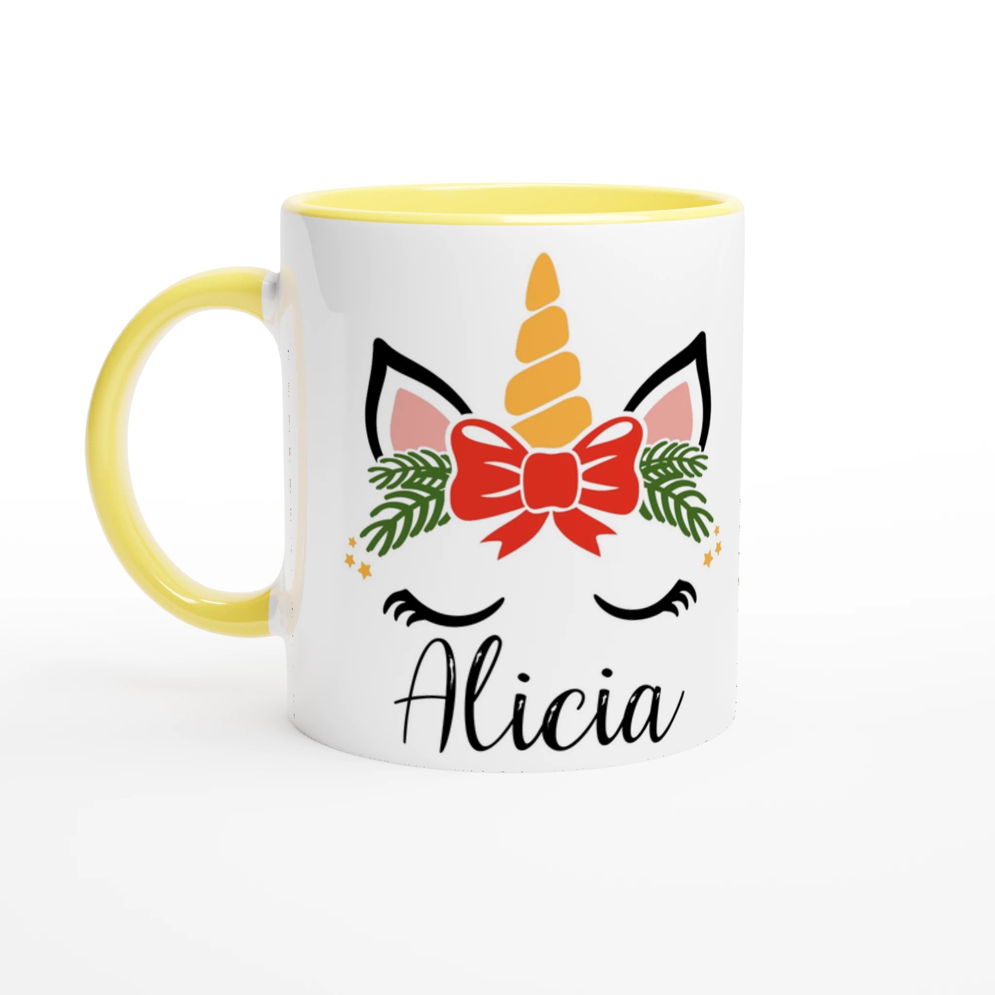Mug blanc motif licorne de Noël avec feuillage vert et nœud rouge, anse jaune et intérieur jaune.